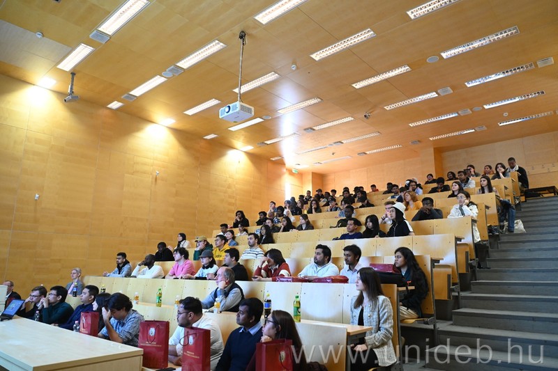 Students participating in the English-language courses of the Faculty of Science and Technology were introduced to scientific work