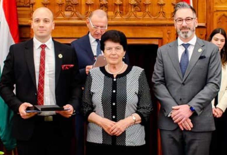 An emergency doctor from Hajdú-Bihar received a prestigious award for his selfless work